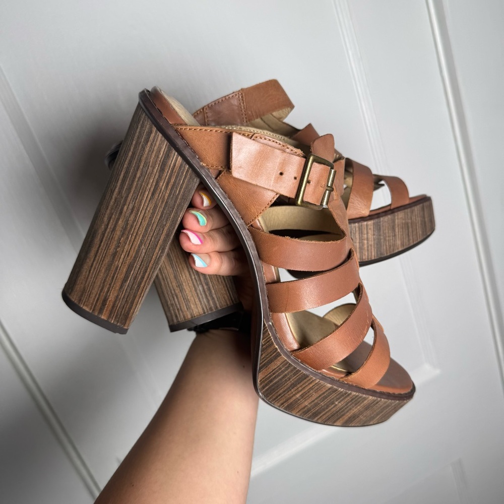 Very Volatile Los Angeles Leather Platform Tan Strappy Heels size 9